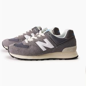 I’m selling new Aritzia New Balance shoes! They’re too small for me!